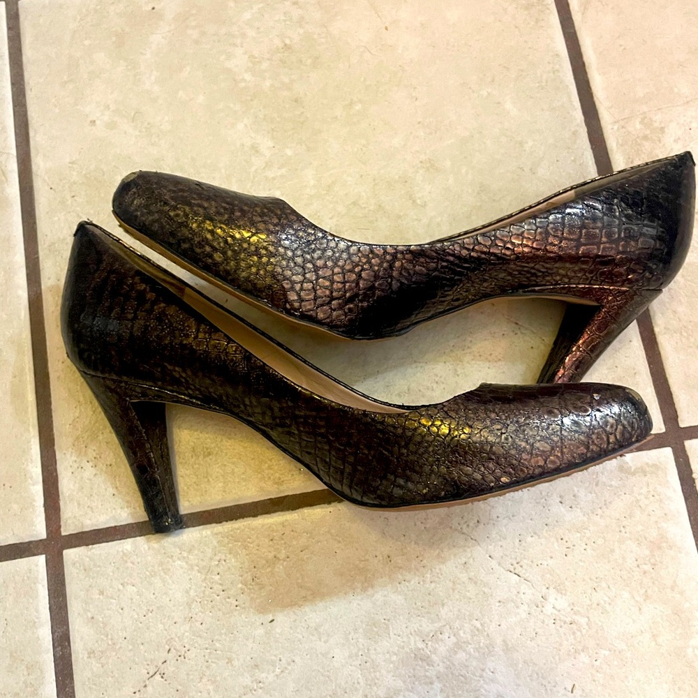 Gold, bronze, black alligator reptile print heeled shoes. 8 1/2M